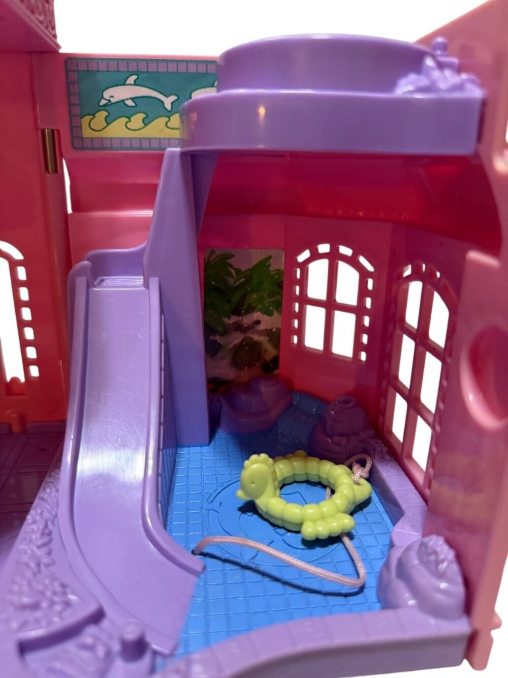 Fisher-Price Loving Family Sweet Streets Hotel with Accessories & Figure 2001 - Picture 8 of 10